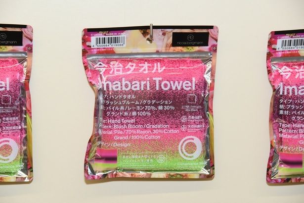 新色の今治タオルハンカチも展示 撮影：ソムタム田井
