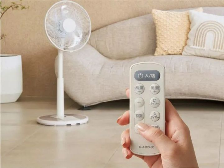 専用リモコンで左右角度を微調整できる様子