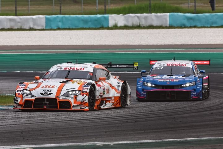 写真左：2025年セパンで走行するau TOM'S GR Supra（坪井翔／山下健太）（C）Getty Images