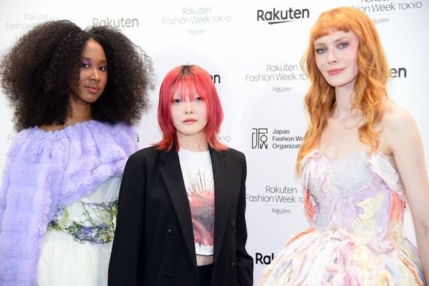 モデルたちとともに取材を受けるMarika Suzukiさん(中央) 撮影：ソムタム田井