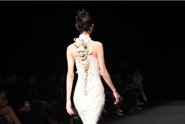 【写真を見る】能面師によって製作されたという、背中の“般若の面”の装飾が際立つ 撮影：ソムタム田井