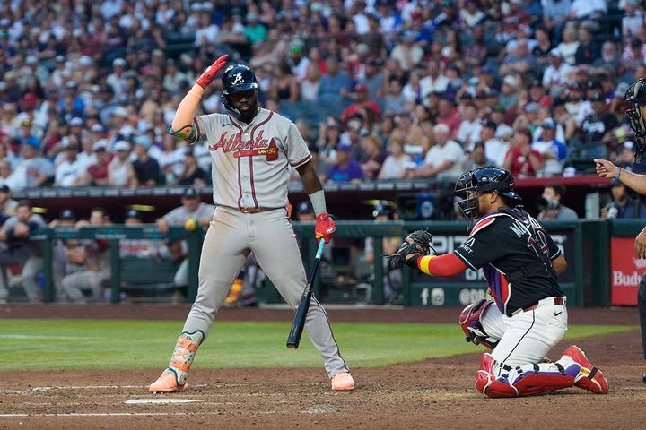 ABSチャレンジを求めて頭を叩くシーンも増えている（C）ロイター