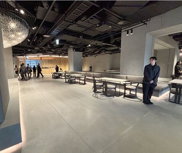 各ラボラトリーで購入した商品を、好きな席で自由に楽しめる！広々とした自由席エリアが用意されている