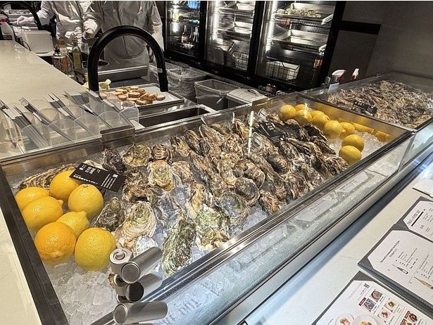 ゼネラル・オイスターの新業態となるシーフードレストラン「L’ECAILLER 8TH SEA OYSTER」では、牡蠣を食べ慣れた人だけでなく、これまで牡蠣になじみのなかった人でも楽しめるシーフード料理を提供。ライブ感あふれる店内の雰囲気も特徴となっている
