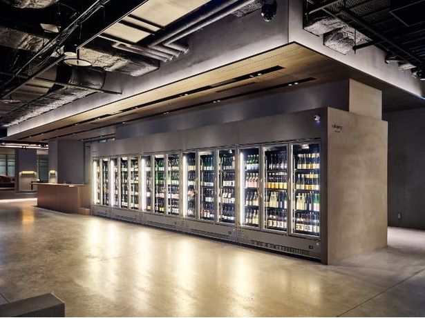 常時約90蔵、約3000本の酒が並ぶ「sakejump」初の実店舗「sakejump takanawa」