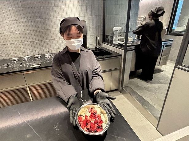 「GLT : 196 The Texturing Lab」では、マイナス196度の液体窒素で瞬間的に仕上げる新感覚のジェラートを提供。目の前でミルクやトッピングをブレンドして作ってくれる