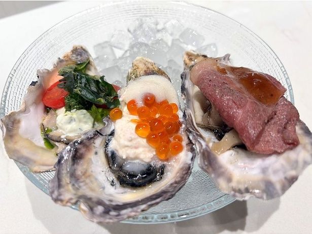 「L’ECAILLER 8TH SEA OYSTER」の「オイスターカクテル3種盛り合わせ」(1980円)