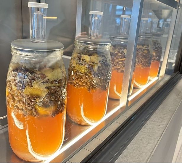 季節ごとの味わいが楽しめる「季節酵母の石臼挽きカンパーニュ」は、現在(2026年3月28日時点)、カボス、レーズン、リンゴを使った自家製酵母を使用。パンから、ほのかにさわやかな香りが漂う