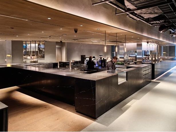 1つのフロアに12のラボラトリーが展開されている。コーヒー＆バー「CUP : 092 The Extracting Lab」では、世界各地で生産された豆がカップに注がれる