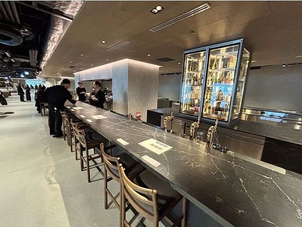 全周50メートル・約60席の大理石バーカウンターを備えた 牛丼レストラン「牛丼 㐂㐂屋」