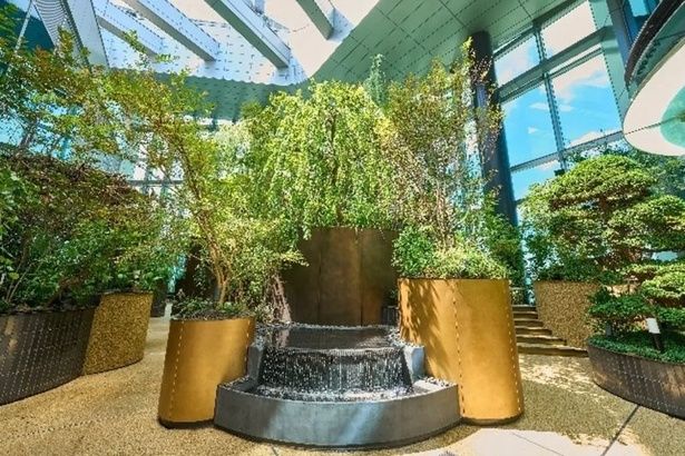 地上約150メートル、延床約8000平方メートルのスケールに500本以上の大規模植物を配した庭園エリア「LUFTBAUM」