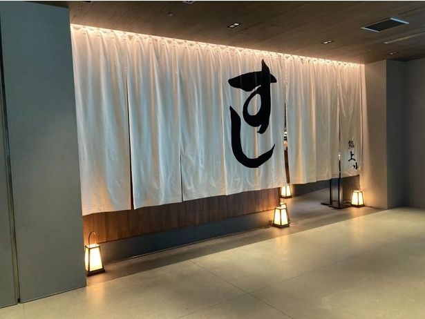 「鮨 上ル」では、個室、カウンター、テーブル席を設けている。板前が目の前で一貫ずつ丁寧に寿司を握り、最高のタイミングで提供する「店主おまかせコース」(2万2000円)も提供