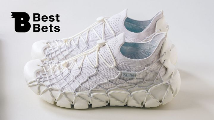 〈キーン〉のスニーカー