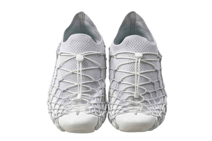 〈キーン〉のスニーカー