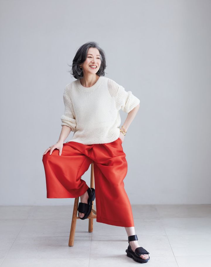 ニット¥70,400、タンクトップ¥19,8 00／ともにイントゥーカ（パラマートデザイン）、パンツ¥57,200／エディット & コー、サンダル¥75,900／トリッペン（トリッペン原宿店）、イヤリング¥26,400、バングル（太）¥45,100、バングル（細）¥48,400、リング¥20,9 00／すべて1DKジュエリーワークス（ドレスアンレーヴ）