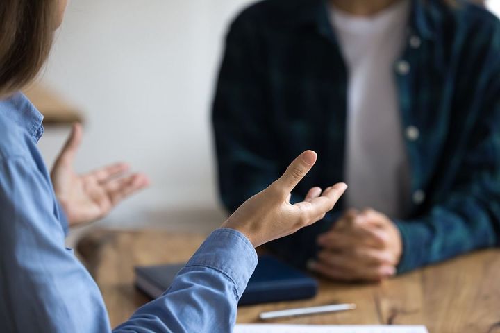 女性が同僚に語る