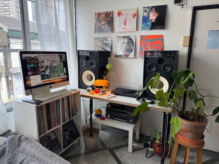 店内奥にあるレコードプレイヤーやレコード棚があるスペース