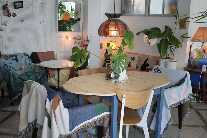 中央には4名掛けのテーブル席もあるのでグループで訪れるのも◎