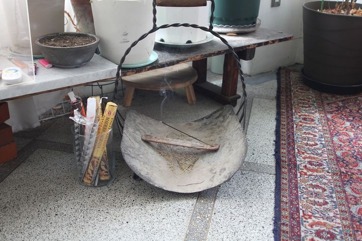 入り口で焚かれたお香