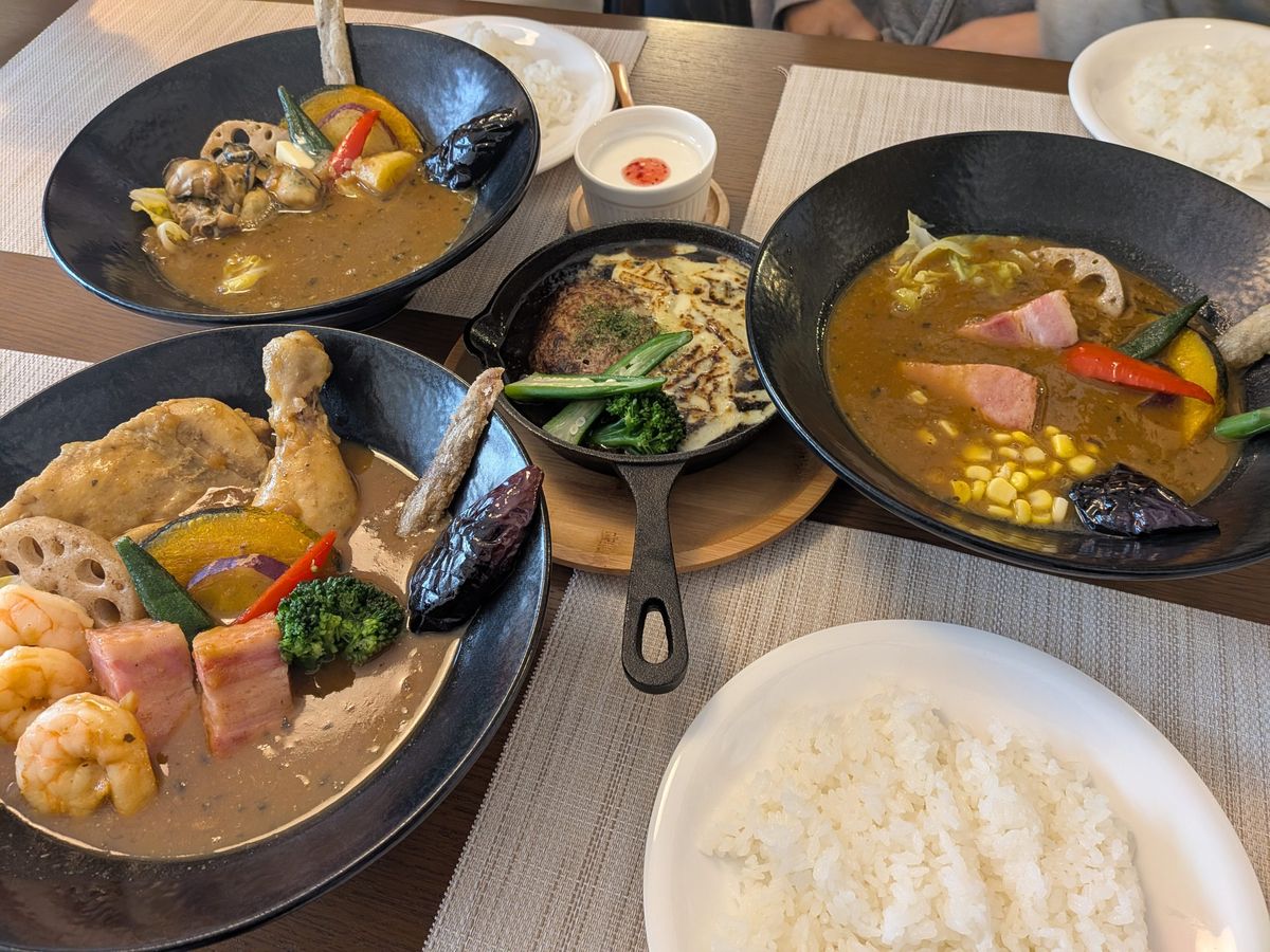 米と地元野菜が魅力！居心地の良いスープカレー店