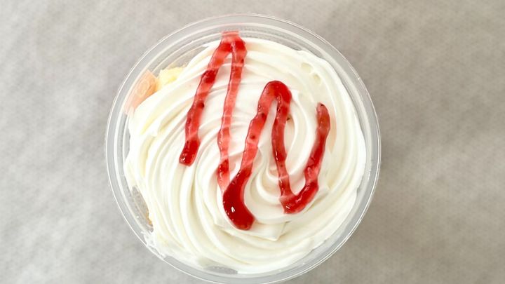 上から下まで、いちごを堪能！【ローソン】に甘酸っぱい贅沢パフェが登場