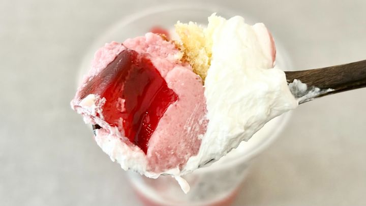 上から下まで、いちごを堪能！【ローソン】に甘酸っぱい贅沢パフェが登場