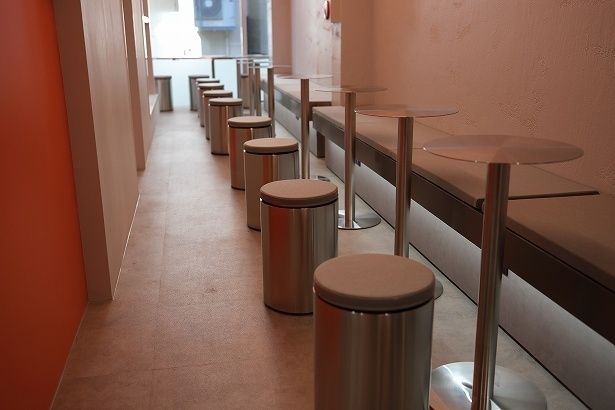 店舗の2階がイートインスペースになっている