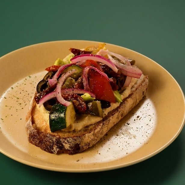 見た目も食欲をそそるオープンサンドは4種(写真は「ガーデントースト」)