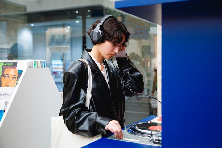 ターンテーブルでレコードを視聴する様子。