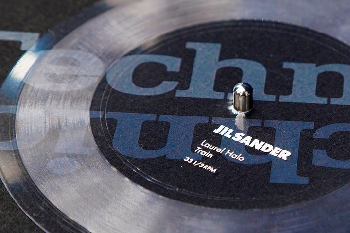 ローレル・ヘイローの楽曲「Train」を収録したソノシート