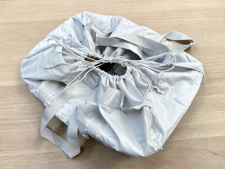 巾着のように閉じられる