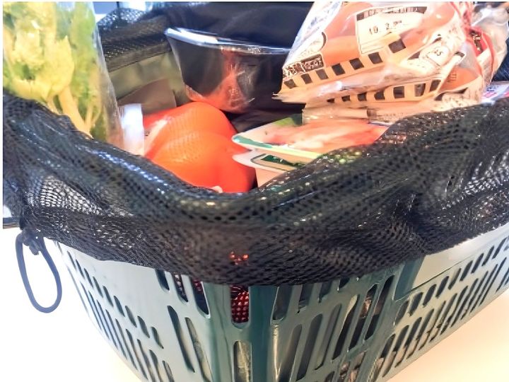 コロナ禍前のレジかごバッグは、かごの中にセットしていた