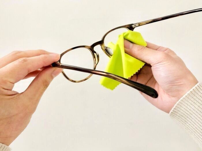 お湯で洗っちゃダメ！？意外と知らない【メガネのお手入れ】NG行動。レンズを傷めているかも…！