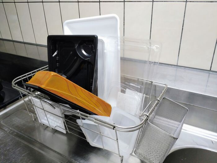 洗った『プラ容器』キッチンに置くのやめました！乾かす場所を変えるだけで→断然快適に。