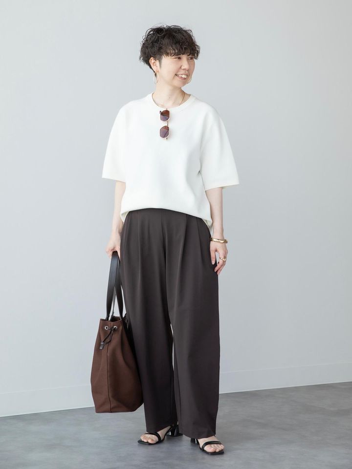 メンズのニットTシャツは女性でもゆったりと着られて◎ 出典：StyleHint