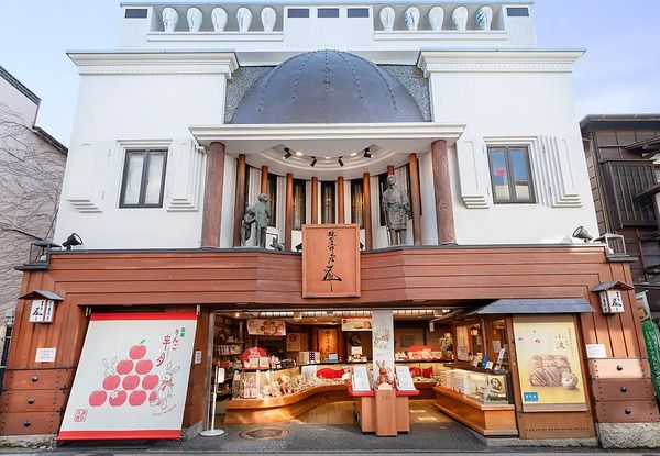 「鎌倉五郎本店」に白桃感がUPした「白桃半月」登場！ぴーナッツ半月とレモンサンドも