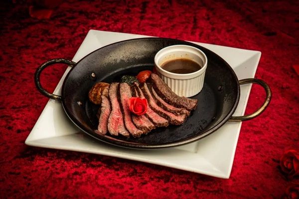 【東京都中央区】銀座「ヴァンパイアカフェ」が25周年記念の晩餐会コースとオリジナルカクテルを展開