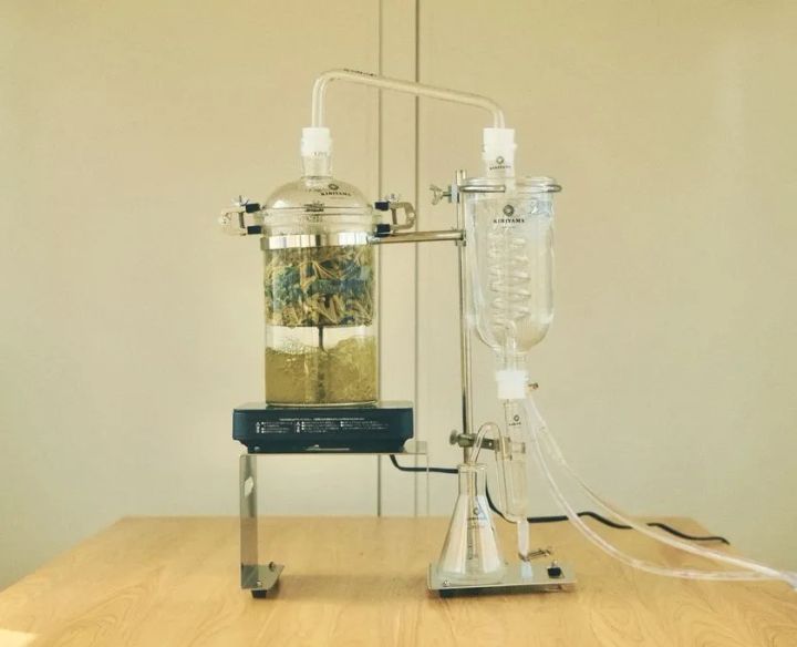 耕作放棄地を観光資源に変える「出雲ハーブの蒸留機