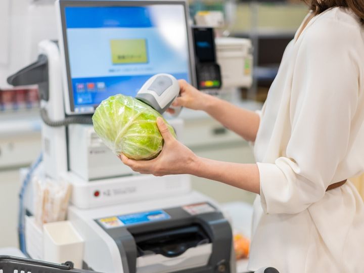 コンビニやスーパーのセルフレジであたふたしている人がいたら、あなたはどう思うだろうか。もしくは、自身が操作に戸惑い、後に並ぶ人を待たせてしまったら……。社会には「人を待たせる」恐怖感が蔓延している気がしてならない。※サムネイル画像：PIXTA