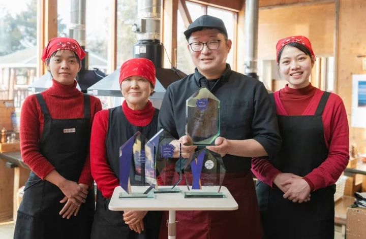 代表・天野勝人と創業者の母・志保子