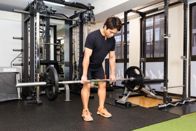 バーベルをスネや太ももなど、体の前面に沿わせながら持ち上げる