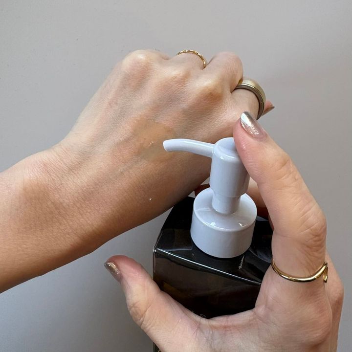 THREE新作、バランシング クリア クレンジング オイルを手に取ったところ。