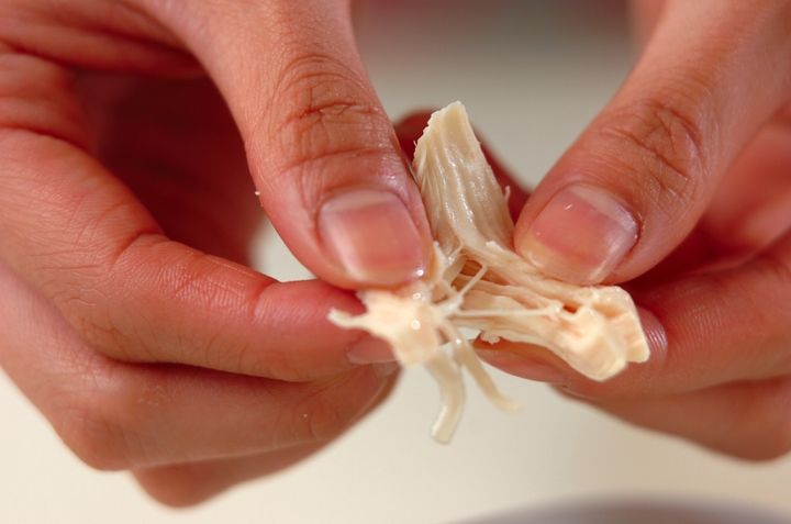 鶏ささ身とセロリの塩和えの作り方1