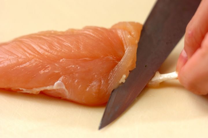 鶏ささ身とセロリの塩和えの下準備1