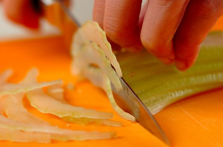 鶏ささ身とセロリの塩和えの下準備2