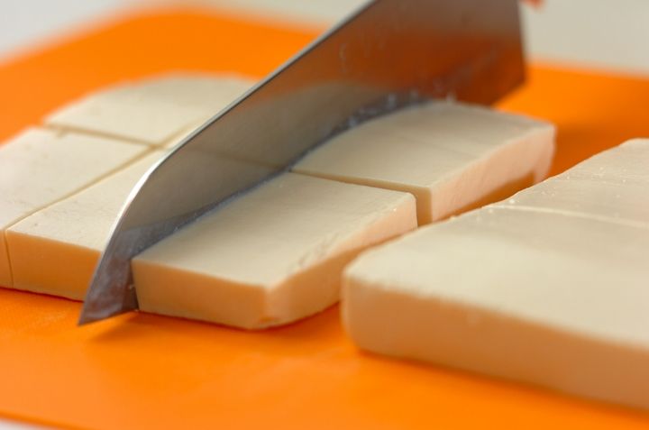 甘辛でご飯がススム！絹ごし豆腐の卵とじ丼の下準備1