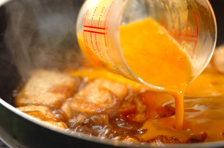 甘辛でご飯がススム！絹ごし豆腐の卵とじ丼の作り方4