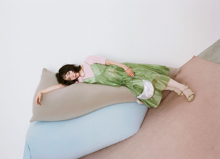 ケイト・スペードの26SSコレクション、ピスタチオカラーのセットアップを纏い横になってポーズをとる宮崎優の春ルック。