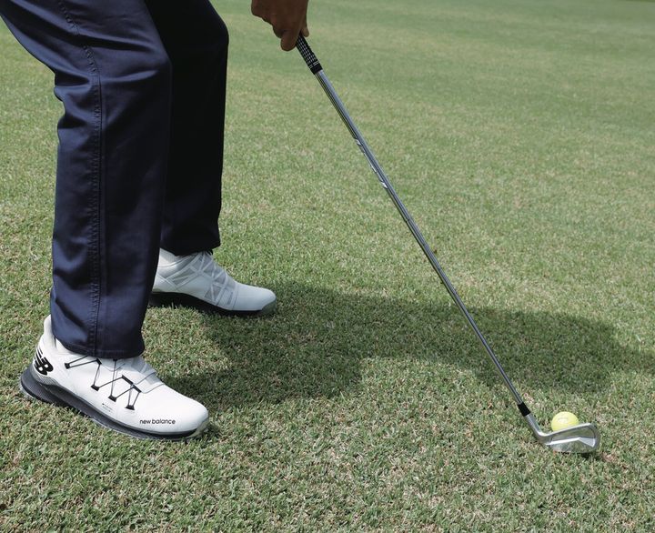 構え方を変えると引っかけない！ツマ先下がりからうまく打つコツは…