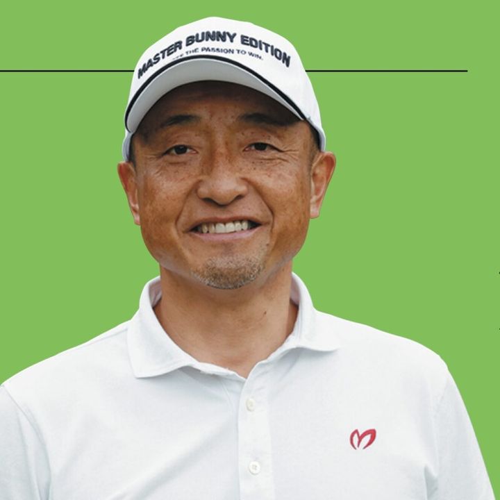 構え方を変えると引っかけない！ツマ先下がりからうまく打つコツは…